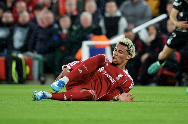 Ekitike dính chấn thương dài hạn.