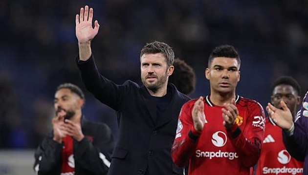 Michael Carrick không nên kéo Casemiro khỏi hàng tiền vệ.