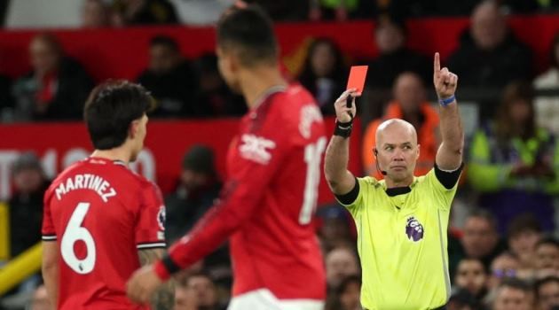  Lisandro Martinez bị treo giò đến 3 trận.