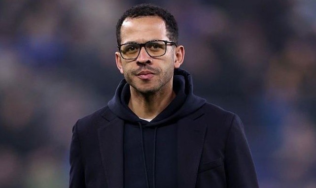 Liam Rosenior đã có những chia sẻ đáng chú ý trước cuộc đại chiến với MU.