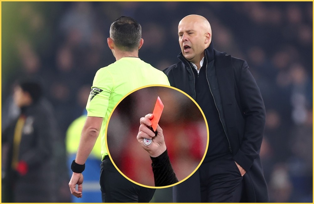 Trọng tài Michael Oliver rút thẻ đỏ cho HLV Arne Slot ở trận derby trên sân Goodison Park.