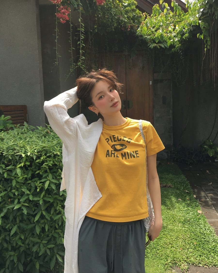 Không bị giới hạn về phong cách, áo thun có thể xuất hiện trong nhiều hoàn cảnh khác nhau, từ đi làm, đi chơi đến du lịch. 