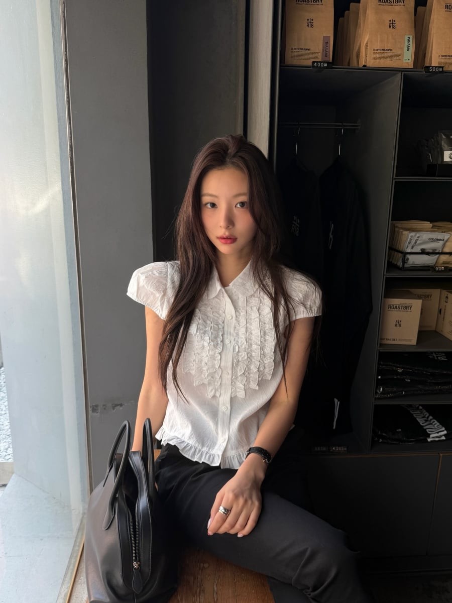 Thiết kế phần tay được rút gọn giúp tăng độ linh hoạt khi vận động, đồng thời tạo cảm giác nhẹ nhàng hơn khi mặc cả ngày dài.