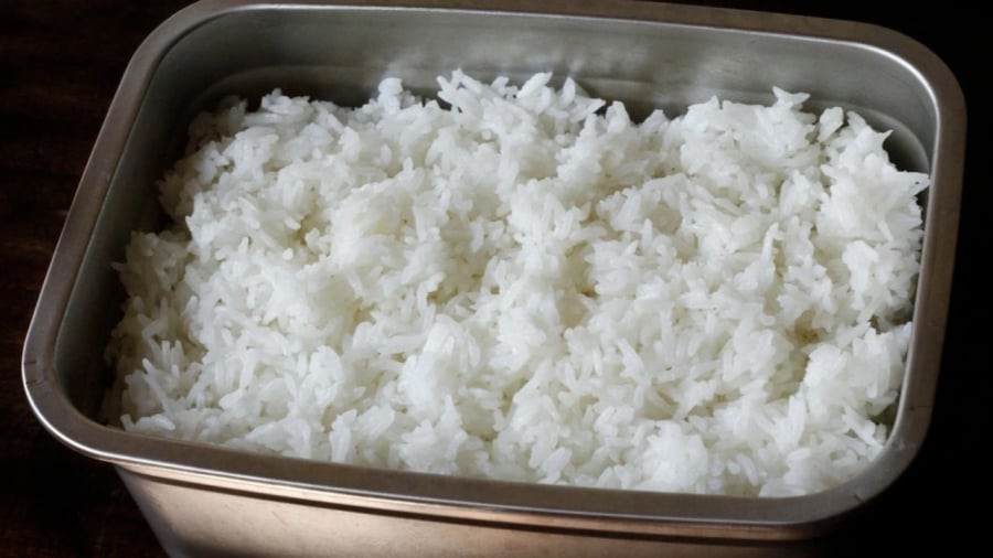 Khi ăn cơm trắng, bạn cần chú ý tới khẩu phần của mỗi bữa, tránh ăn quá nhiều.