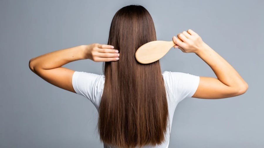 Da đầu cũng được chia thành các nhóm như da dầu, da khô và da thường. Việc chọn sai dầu gội có thể khiến tình trạng rụng tóc trở nên nghiêm trọng hơn