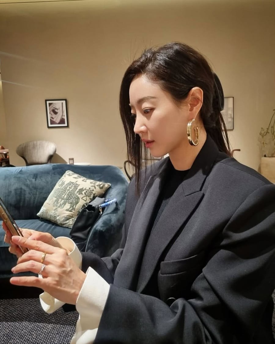 Ở ngưỡng tuổi gần 50, Kim Sa Rang vẫn duy trì diện mạo trẻ trung với làn da căng mịn và mái tóc suôn mượt.