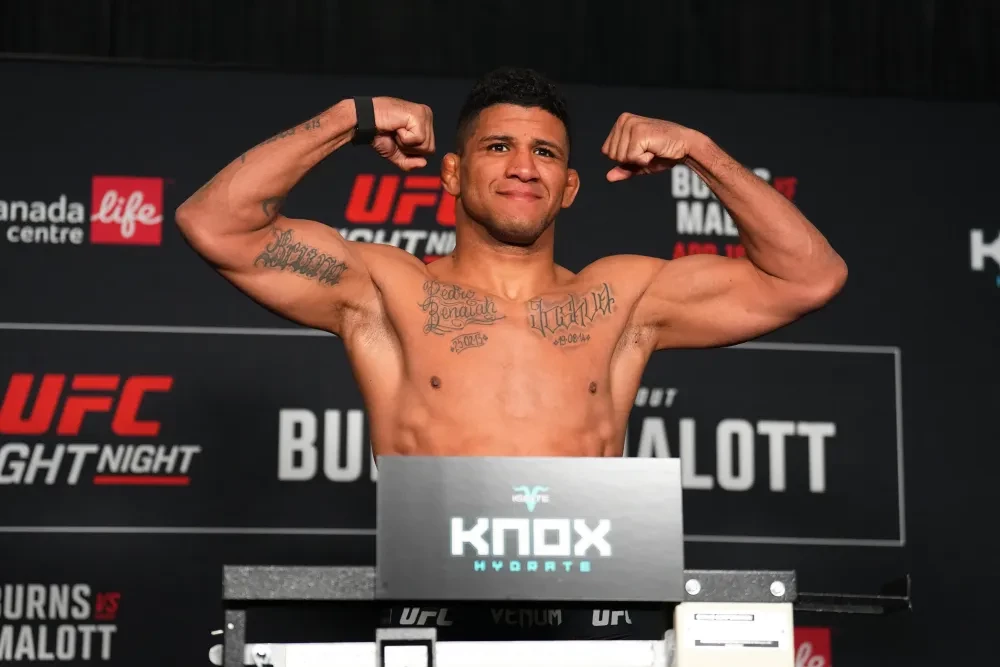 Gilbert Burns tạo dáng sau khi cân