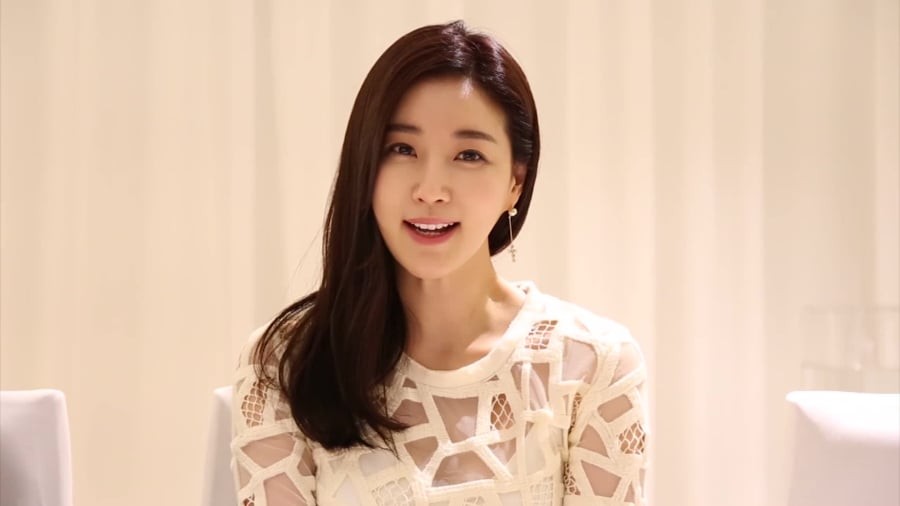 Bên cạnh các bước dưỡng da cơ bản, Kim Sa Rang sử dụng thêm mặt nạ đèn LED vào buổi sáng.