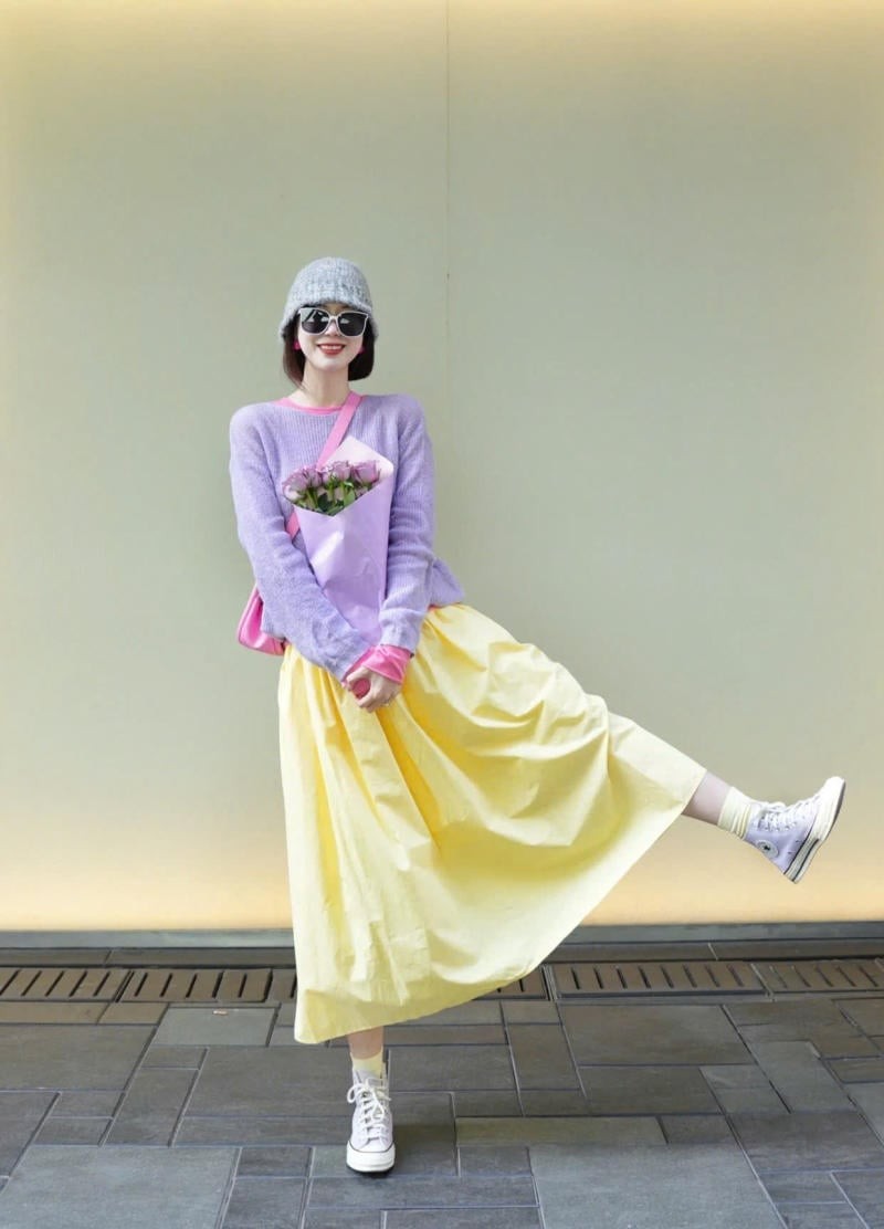 Gam màu này mang đến cảm giác ấm áp, giúp làn da trông sáng hơn và tổng thể trang phục trở nên rạng rỡ.