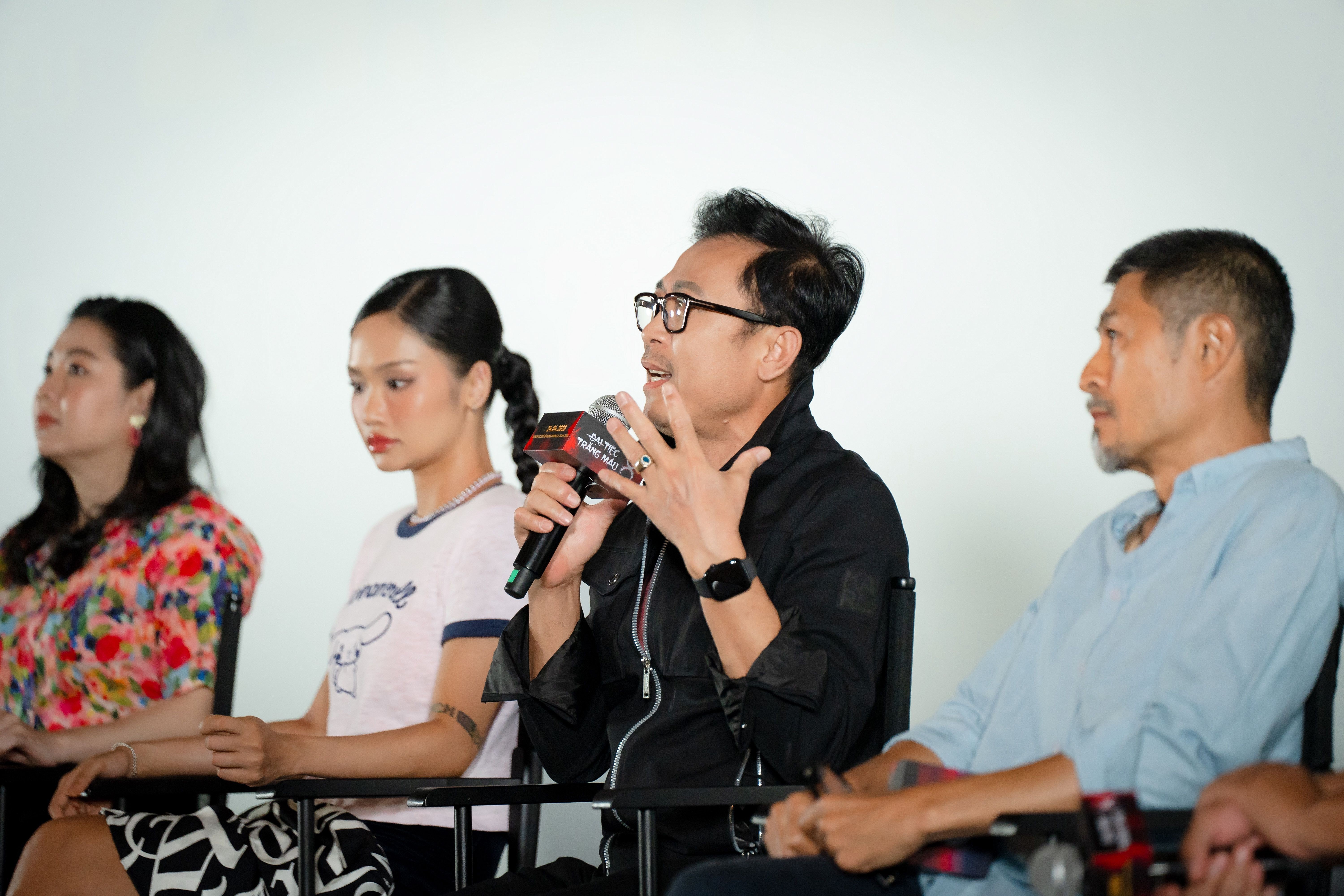 NGHỆ SĨ VÂN SƠN BẤT NGỜ XUẤT HIỆN KHIẾN KHÁN PHÒNG THÍCH THÚ.jpg