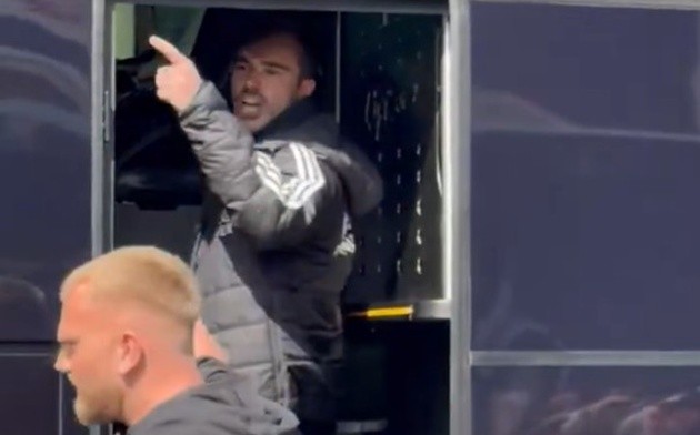 Winks tức giận chửi bới người hâm mộ 