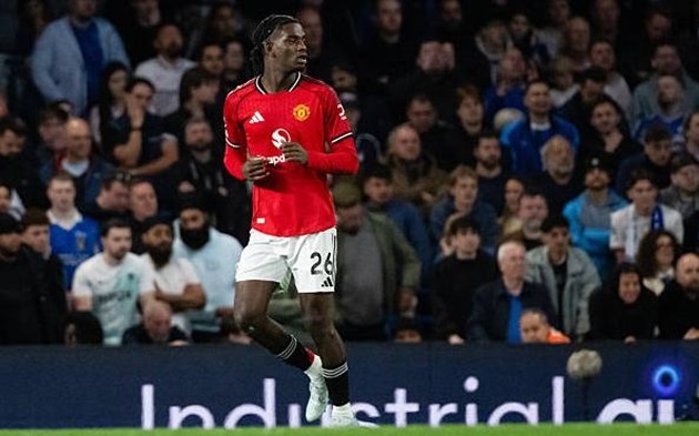 Ayden Heaven (7.8): Dù khởi đầu hơi chệch choạc với pha phạm lỗi sát vòng cấm với Cole Palmer, nhưng Heaven đã nhanh chóng lấy lại tự tin. Sau tình huống cản phá xuất sắc trước Liam Delap, anh đã thi đấu cực kỳ chắc chắn trong hiệp hai.