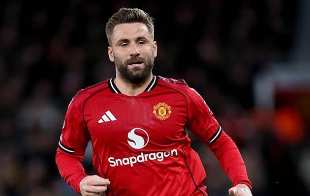 Luke Shaw (7.6): Phải liên tục đối mặt với sức ép từ Pedro Neto và Palmer, nhưng Shaw đã sử dụng kinh nghiệm dày dạn để bọc lót và hỗ trợ phòng ngự hiệu quả. Anh chơi quyết liệt và luôn đảm bảo sự an toàn bên cánh trái.