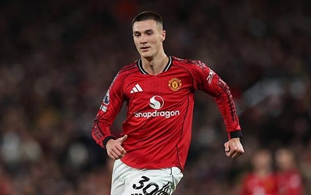 Benjamin Sesko (6.9): Dù không ghi bàn nhưng đóng góp của Sesko trong bàn thắng của Cunha là rất lớn. Anh đã dùng sức mạnh tì đè khiến Moises Caicedo không thể can thiệp, tạo khoảng trống mênh mông cho đồng đội dứt điểm.