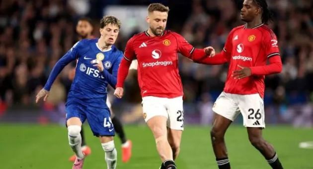 Phòng ngự từ xa không phải là điểm mạnh của Garnacho.