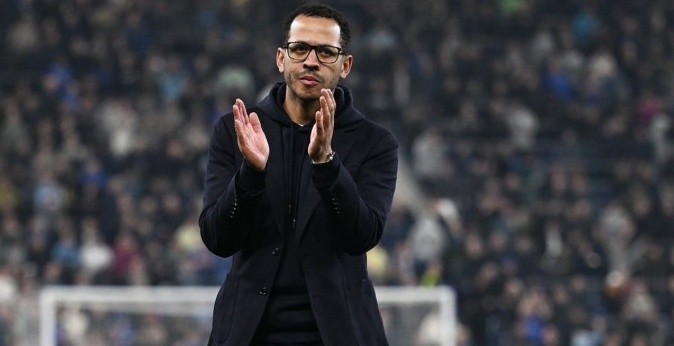 HLV Liam Rosenior đối mặt áp lực nghìn cân.