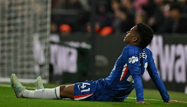 Estevao khóc trong phòng thay đồ sau chấn thương