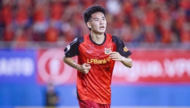 Lê Văn Thuận tỏa sáng trong màu áo Ninh Bình.