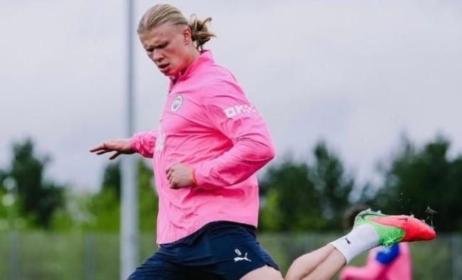 Haaland trên sân tập.