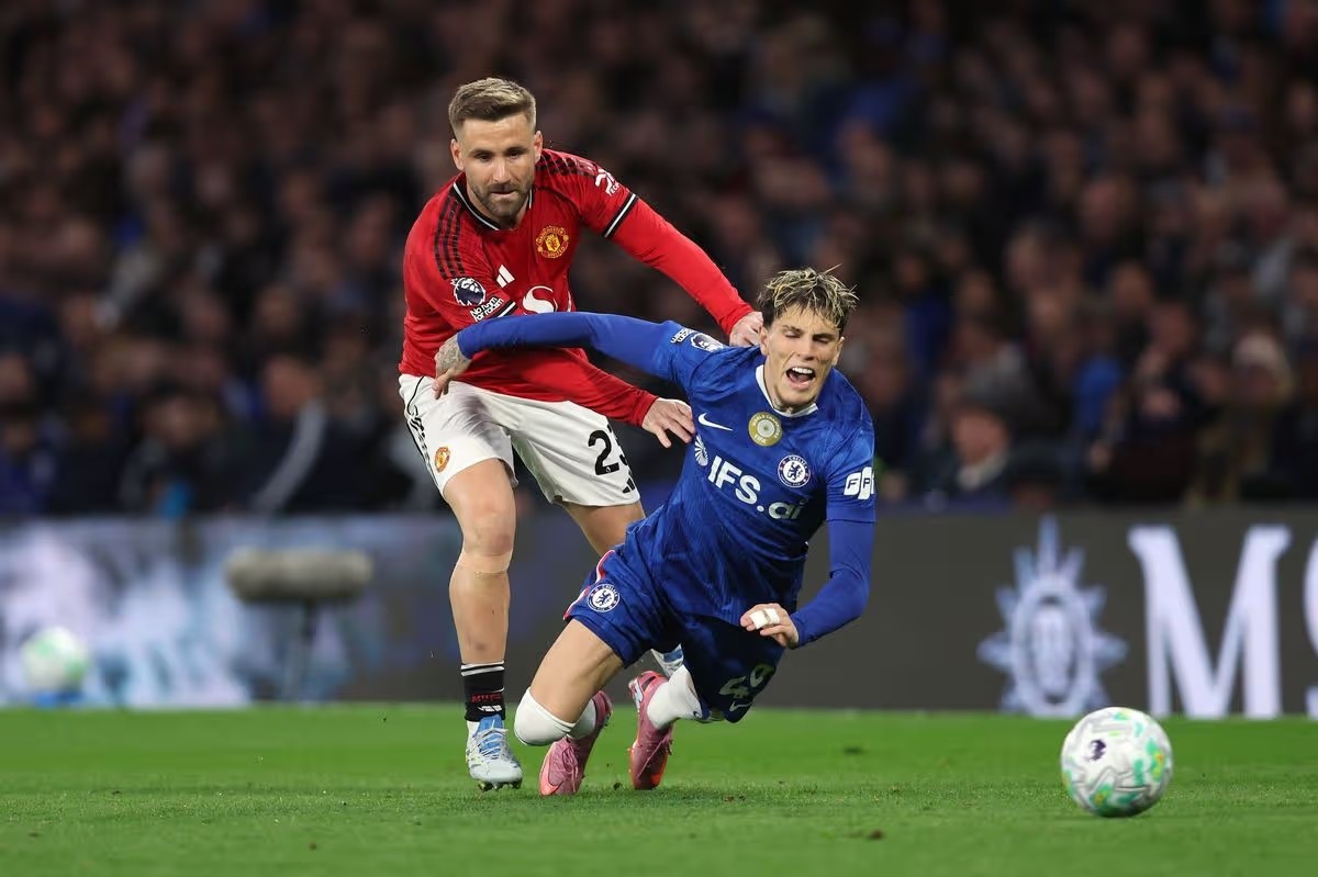 Luke Shaw trong một pha tranh chấp với Alejandro Garnacho.