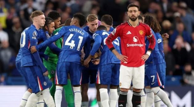 Bruno Fernandes toả sáng trước Chelsea.