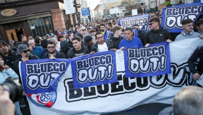 CĐV biểu tình phản đối giới chủ Chelsea.