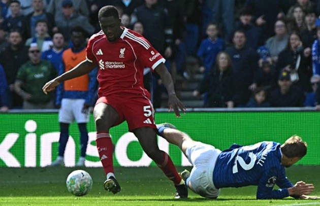 Ibrahima Konate (7.4): Chơi ổn định trong phần lớn thời gian nhưng lại để Beto vượt mặt khá dễ dàng trong tình huống dẫn đến bàn gỡ hòa.