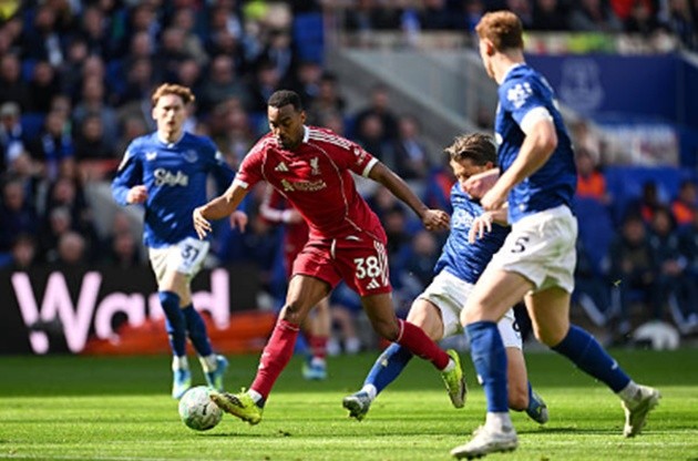 Ryan Gravenberch (7.0): Hiệp một mờ nhạt khi liên tục thất thế trong các pha tranh chấp, nhưng đã cải thiện đáng kể tốc độ xử lý bóng sau giờ nghỉ