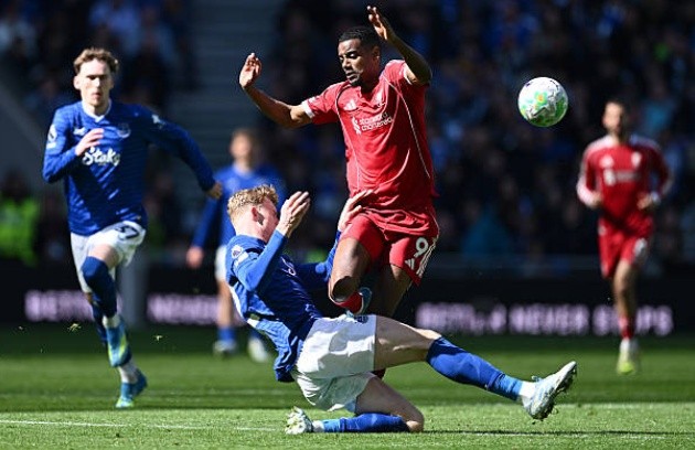 lexander Isak (6.5): Gặp khó khăn trong việc tìm sợi dây liên lạc với các đồng đội và không để lại quá nhiều dấu ấn rõ nét