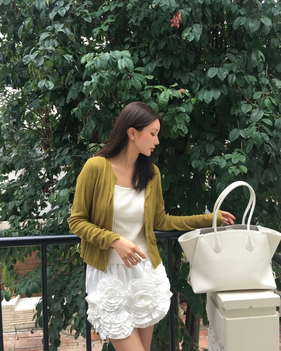 Khi phối cùng chân váy chữ A hoặc chân váy xếp ly, hiệu ứng kéo dài đôi chân được thể hiện rõ rệt, giúp vóc dáng trông cân đối hơn. 