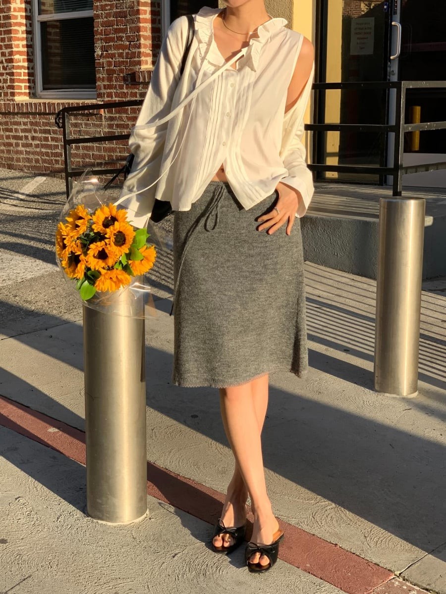 Những mẫu áo có chi tiết như bèo nhún, tay phồng hay cổ vuông mang đến vẻ ngoài nhẹ nhàng nhưng vẫn đủ thu hút. 