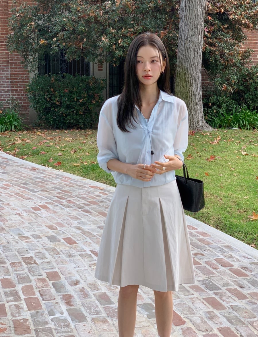 Áo sơ mi vốn gắn liền với phong cách thanh lịch, nhưng khi phối cùng chân váy ngắn lại mang đến diện mạo trẻ trung 
