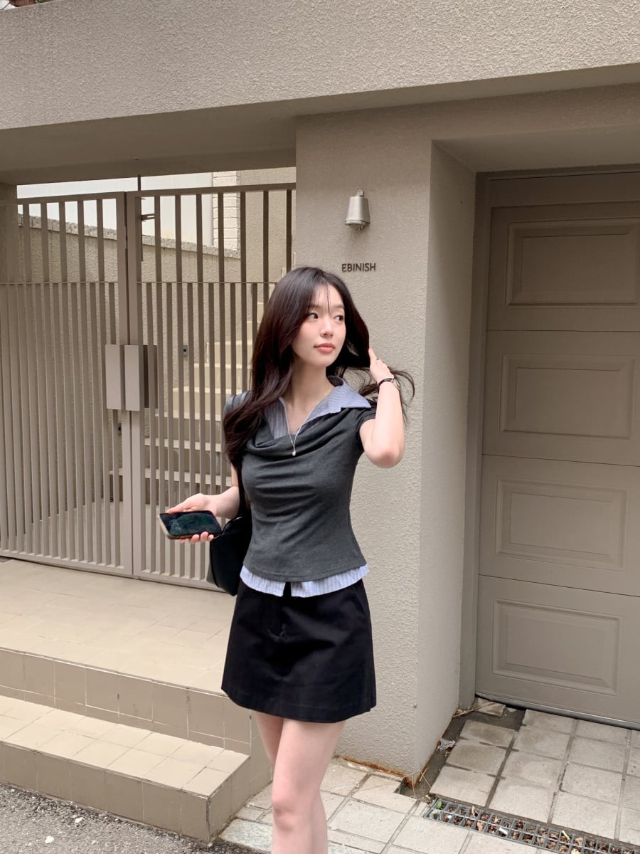 Sự kết hợp giữa áo thun và chân váy ngắn là lựa chọn quen thuộc nhưng chưa bao giờ lỗi mốt