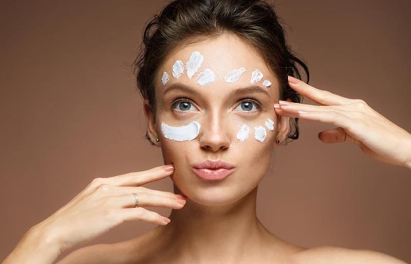 Da quanh mắt vốn mỏng và nhạy cảm, dễ xuất hiện quầng thâm hay nếp nhăn nếu không được chăm sóc đúng cách.