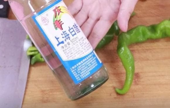 Trước hết, giấm trắng có thể giúp giảm cảm giác nóng rát khi cắt ớt. Khi tiếp xúc với ớt, tay thường bị bỏng rát do chất capsaicin. 