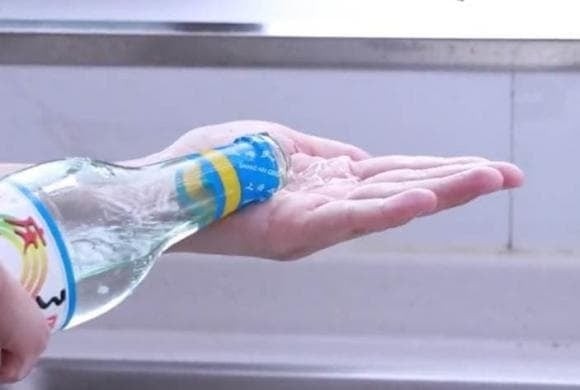 Không chỉ vậy, khi tay ám mùi tỏi, gừng hoặc thực phẩm nặng mùi, nước rửa thông thường đôi khi không hiệu quả.