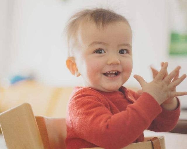 Thói quen ngồi cong lưng, cúi đầu lâu có thể khiến trẻ trông thấp hơn và ảnh hưởng đến cột sống. 