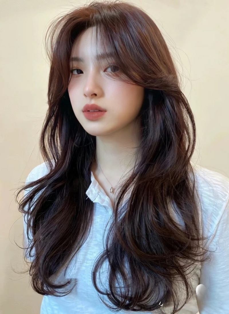 Ưu điểm của kiểu tóc này là giúp tóc trông dày hơn, đồng thời làm gương mặt thanh thoát. Đây là lựa chọn phù hợp cho cả tóc dài lẫn tóc ngang vai.

