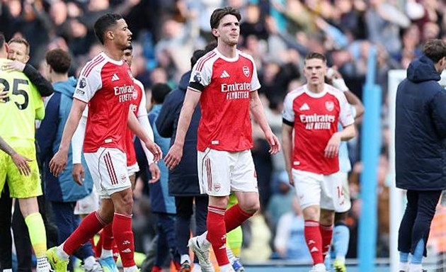 Arsenal để thua Manchester City tại Etihad.