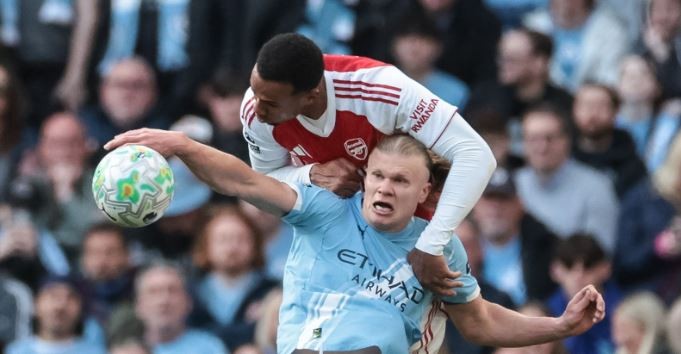 Gabriel – 6.1: Bị khuất phục trước đôi chân ảo diệu của Rayan Cherki và cuối cùng thất bại trong cuộc chiến với Erling Haaland. Anh còn may mắn không bị đuổi khỏi sân sau tình huống húc đầu về phía đối phương.