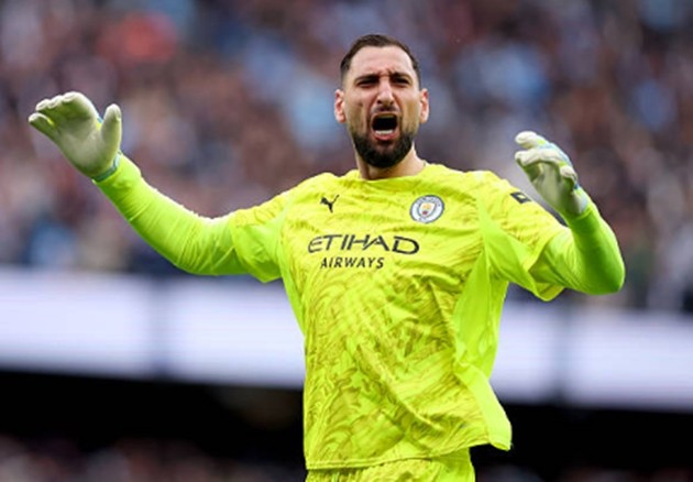 Thủ môn: Gianluigi Donnarumma – 7.0 điểm Dù mắc một sai lầm nghiêm trọng khi bị bắt bài trong pha triển khai bóng dẫn đến bàn gỡ hòa của Arsenal, thủ thành người Ý đã kịp thời lấy lại sự tự tin. Anh thực hiện nhiều pha cứu thua xuất sắc trong hiệp hai và đóng góp gián tiếp vào pha bóng dẫn đến bàn thắng quyết định của Haaland.