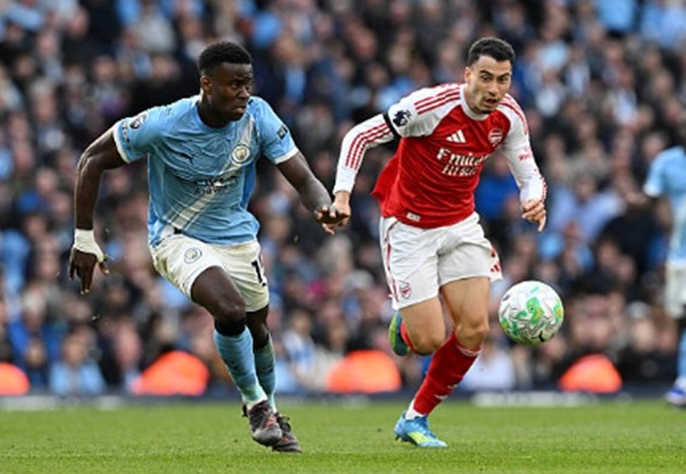 Trung vệ: Marc Guehi – 6.7 điểm Guehi có một hiệp đấu đầu tiên khá ổn nhưng lại gặp đôi chút khó khăn trong hiệp hai. Một pha bóng thiếu tập trung khiến anh phải nhận thẻ vàng và suýt chút nữa khiến đội nhà rơi vào tình thế nguy hiểm, tuy nhiên nhìn chung anh vẫn hoàn thành được các yêu cầu cơ bản.