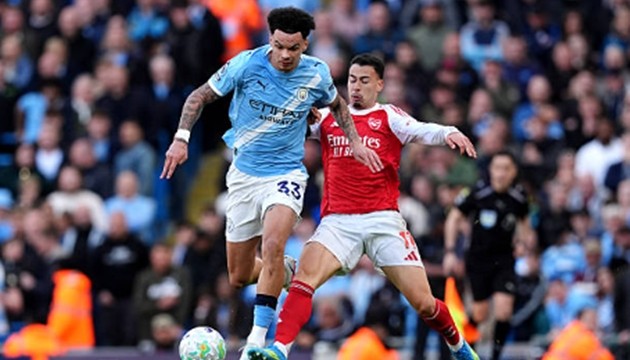 Hậu vệ trái: Nico O'Reilly – 7.3 điểm Hậu vệ trẻ này tiếp tục chứng minh tại sao anh được coi là một trong những tài năng hứa hẹn nhất Premier League hiện nay. Không chỉ hoàn thành tốt nhiệm vụ phòng ngự, O'Reilly còn là 