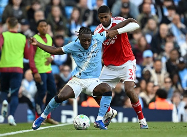 Tiền vệ cánh trái: Jeremy Doku – 7.2 điểm Sự lắt léo và tốc độ của Doku đã gây ra vô vàn khó khăn cho hàng thủ Arsenal. Anh không ít lần giúp City thoát khỏi thế bị ép sân nhờ khả năng đột phá cá nhân, đồng thời xây dựng được mối liên kết rất tốt với người đàn em O'Reilly bên hành lang trái.