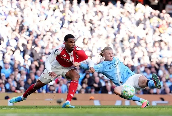 Gabriel đã lép vế trước Haaland.