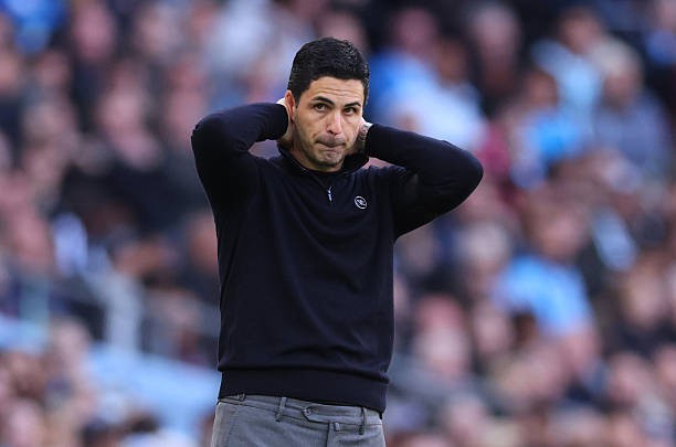 Arteta tiếp tục đối mặt với áp lực. 