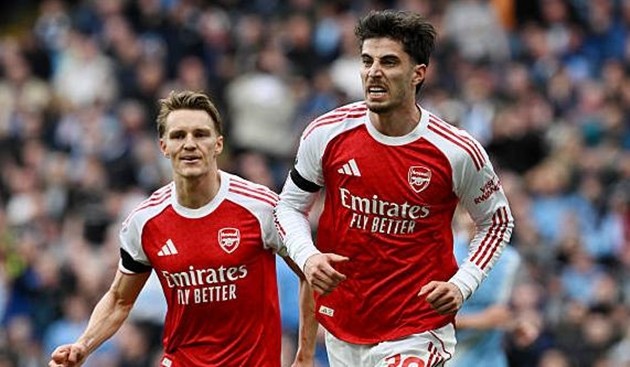 Arsenal có thể hy vọng dù để thua Manchester City.