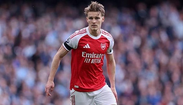 Sự trở lại của Martin Odegaard giúp Arsenal thanh thoát hơn.
