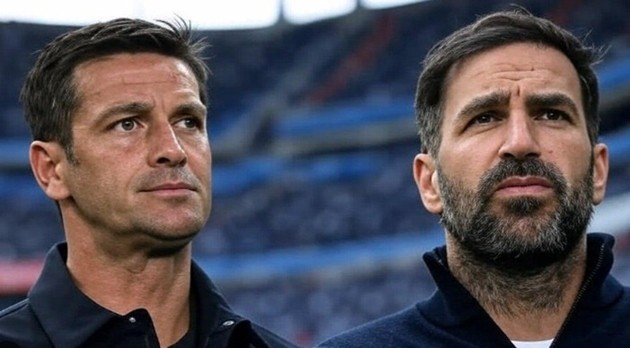 Chivu thêm một lần thách thức Fabregas.