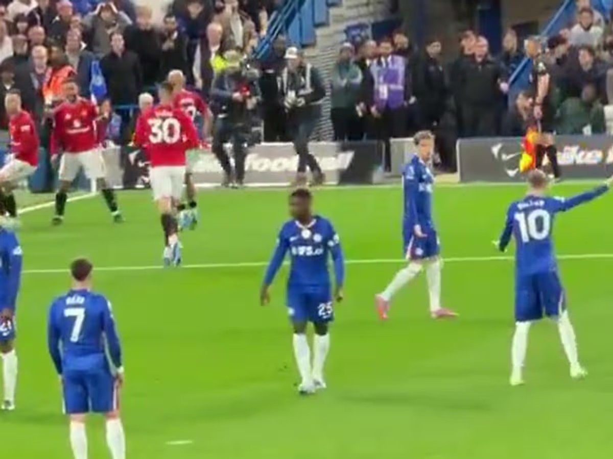 Cole Palmer được cho là nổi giận với Alejandro Garnacho trong trận thua Man Utd.